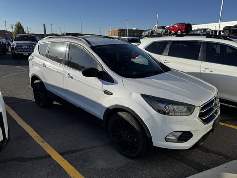Used 2017 Ford Escape SE w/ Equipment Group 201A AWD/4WD image 1