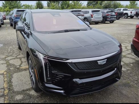 Used 2025 Cadillac Optiq Sport 1 w/ LPO, Floor Liner Package AWD/4WD image 3