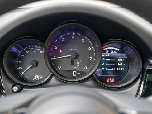 Certified 2025 Porsche Macan image 13