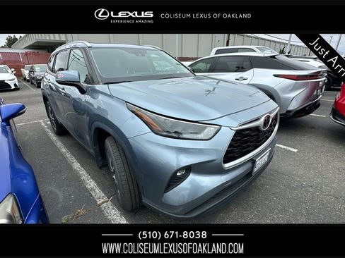 Used 2022 Toyota Highlander XLE AWD/4WD image 1