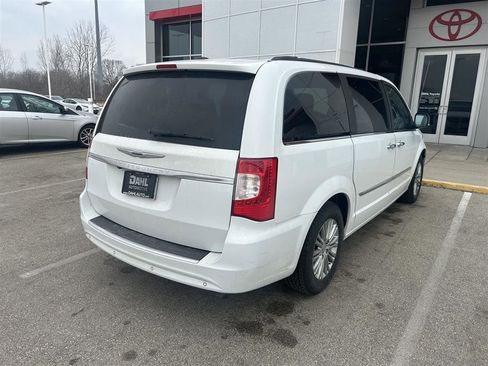 Used 2016 Chrysler Town & Country Touring-L w/ Driver Convenience Group image 17