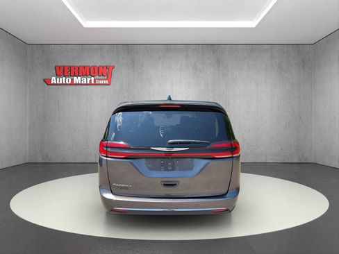 Used 2023 Chrysler Pacifica Touring-L FWD image 6