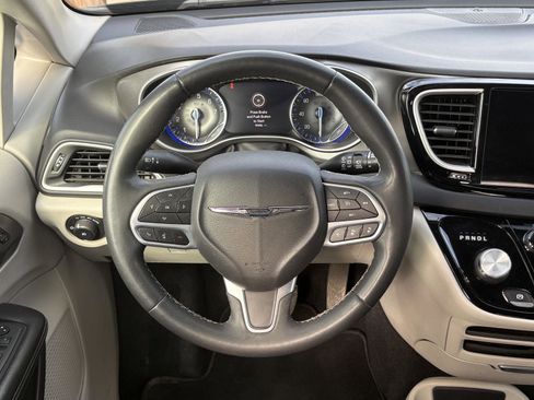 Used 2022 Chrysler Pacifica Touring-L image 9