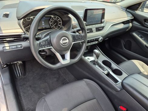 Used 2025 Nissan Altima 2.5 SV FWD image 10