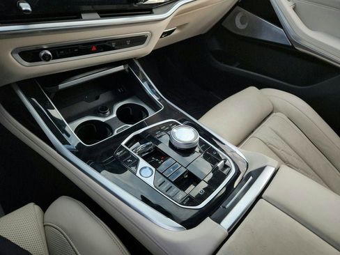 Used 2025 BMW X7 M60i image 17