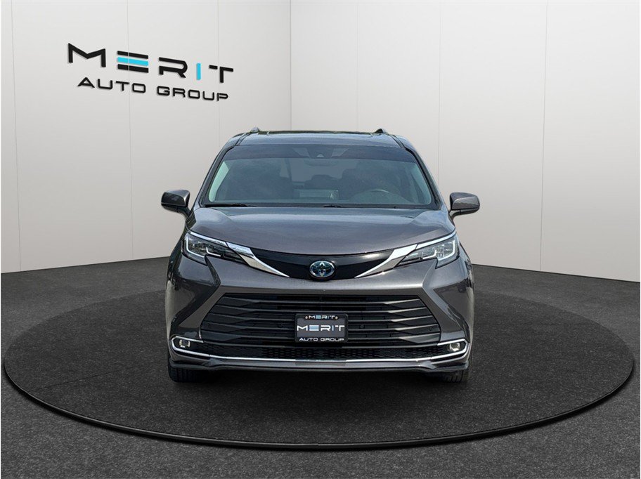 Used 2023 Toyota Sienna XLE FWD image 3