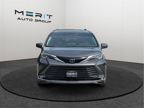 Used 2023 Toyota Sienna XLE FWD image 3