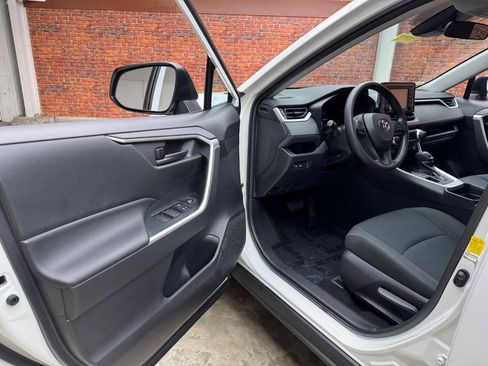 Used 2020 Toyota RAV4 LE image 9