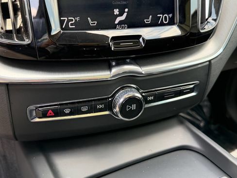 Used 2019 Volvo XC60 T5 Momentum w/ Multimedia Package AWD/4WD image 24