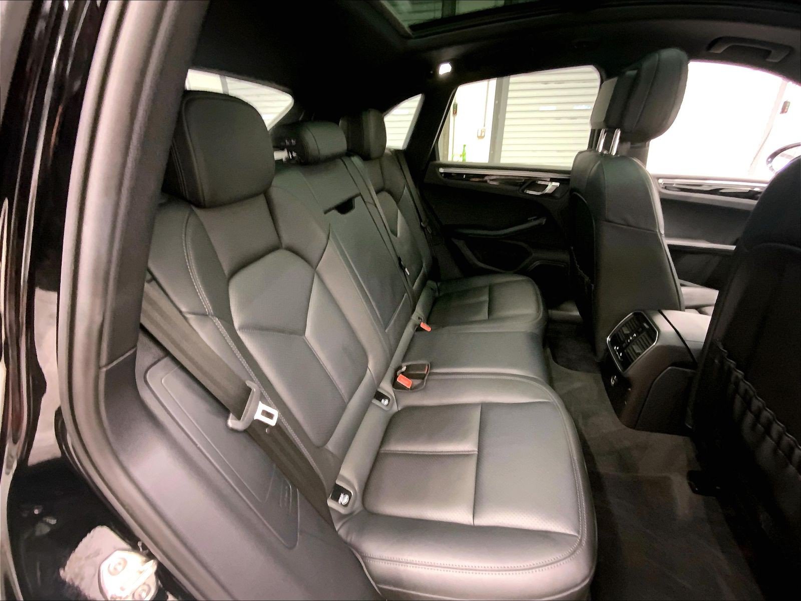Certified 2023 Porsche Macan AWD/4WD image 23