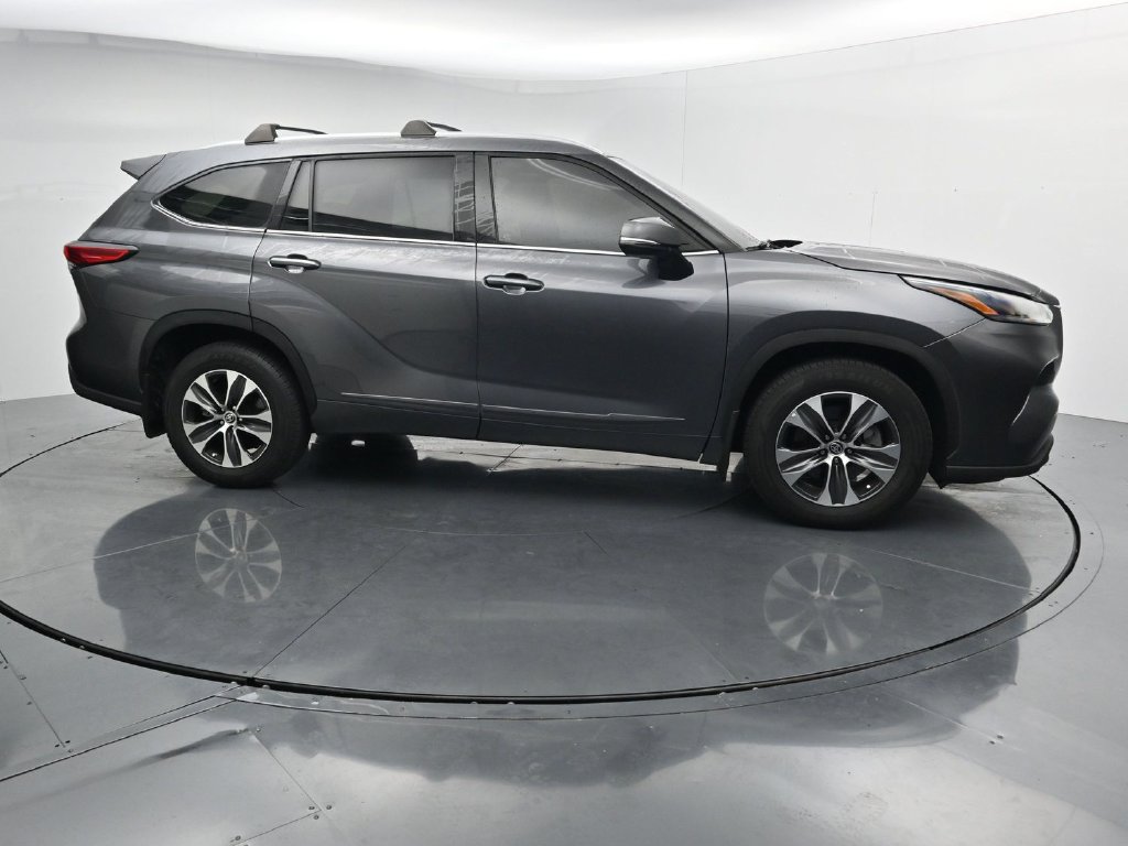 Used 2022 Toyota Highlander XLE AWD/4WD image 9