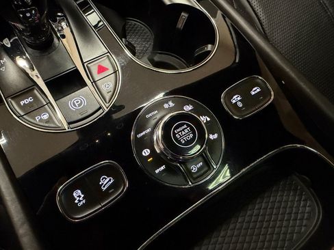Used 2017 Bentley Bentayga AWD/4WD image 49