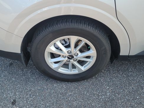 Used 2023 Kia Carnival LX FWD image 38