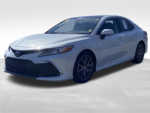 Used 2021 Toyota Camry XLE image 7