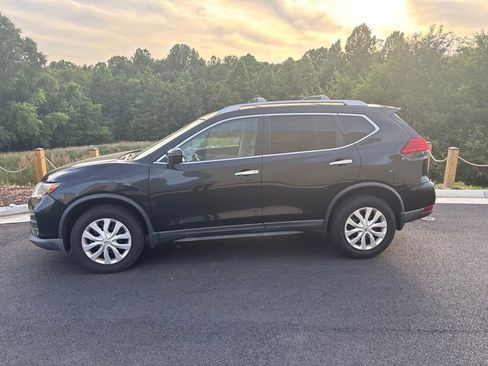 Used 2017 Nissan Rogue S w/ S Appearance Package AWD/4WD image 3