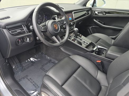 Certified 2026 Porsche Macan AWD/4WD image 4