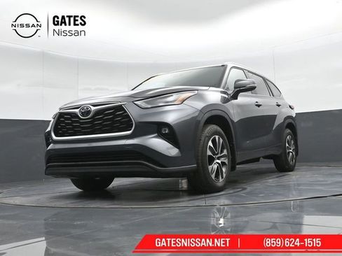 Used 2024 Toyota Highlander XLE AWD/4WD image 46