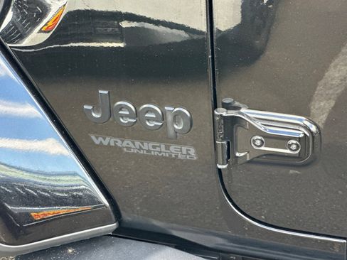 Used 2021 Jeep Wrangler Unlimited Sahara AWD/4WD image 26
