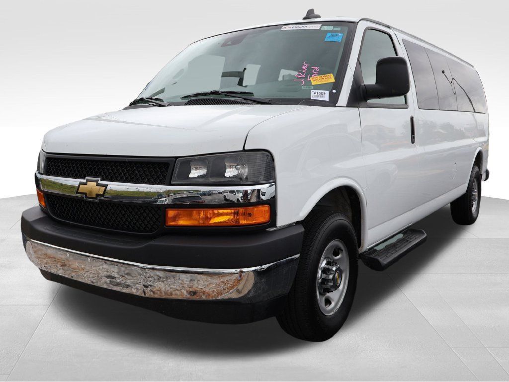Used 2025 Chevrolet Express 3500 LT w/ LT Preferred Equipment Group RWD image 3