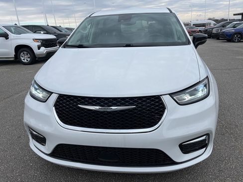 Used 2024 Chrysler Pacifica Touring-L image 2