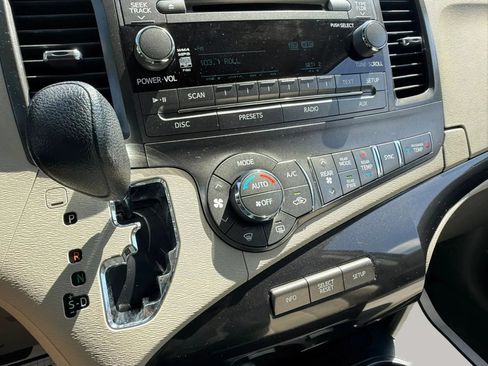 Used 2014 Toyota Sienna LE FWD image 22