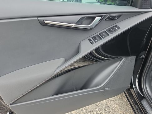 New 2026 Kia Niro FWD image 18