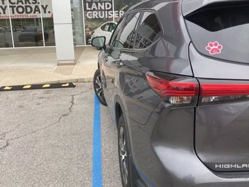 Used 2021 Toyota Highlander XLE image 2