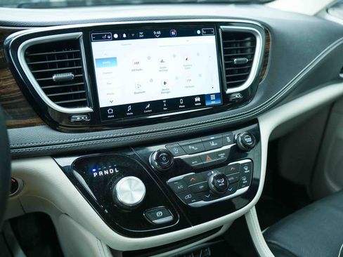 Used 2023 Chrysler Pacifica Limited AWD/4WD image 34