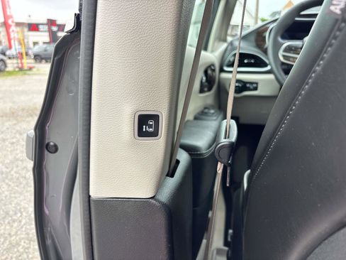 Used 2023 Chrysler Pacifica Limited image 15