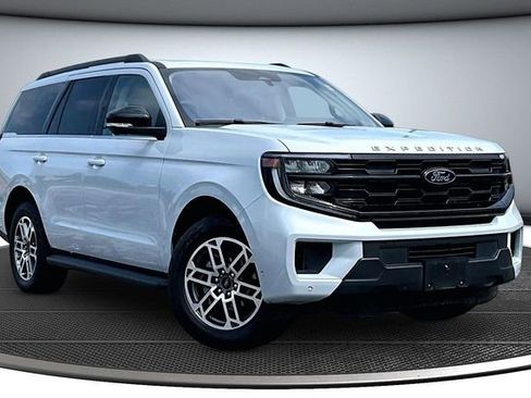 Used 2025 Ford Expedition Active AWD/4WD image 3
