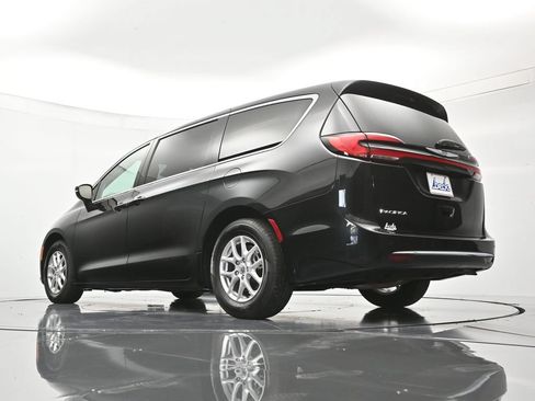 Used 2023 Chrysler Pacifica Touring-L FWD image 42