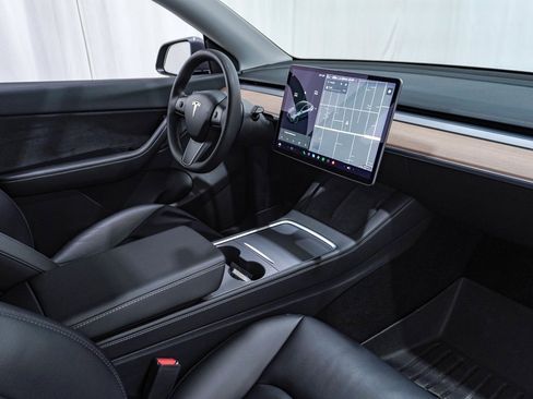 Used 2021 Tesla Model Y Long Range image 16