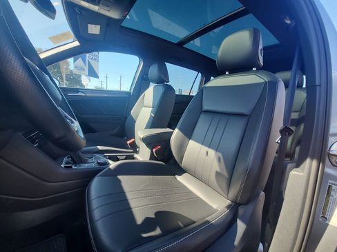 Used 2023 Volkswagen Tiguan SE R-Line image 7