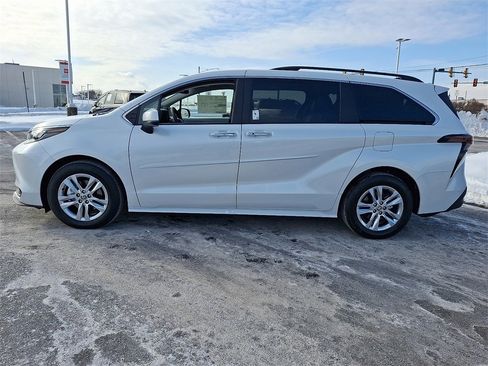 New 2026 Toyota Sienna XLE image 4