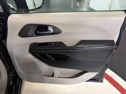 Used 2023 Chrysler Pacifica Touring-L FWD image 26
