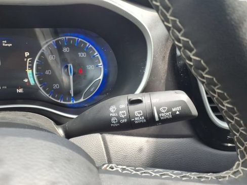 Used 2024 Chrysler Pacifica Touring-L FWD image 22