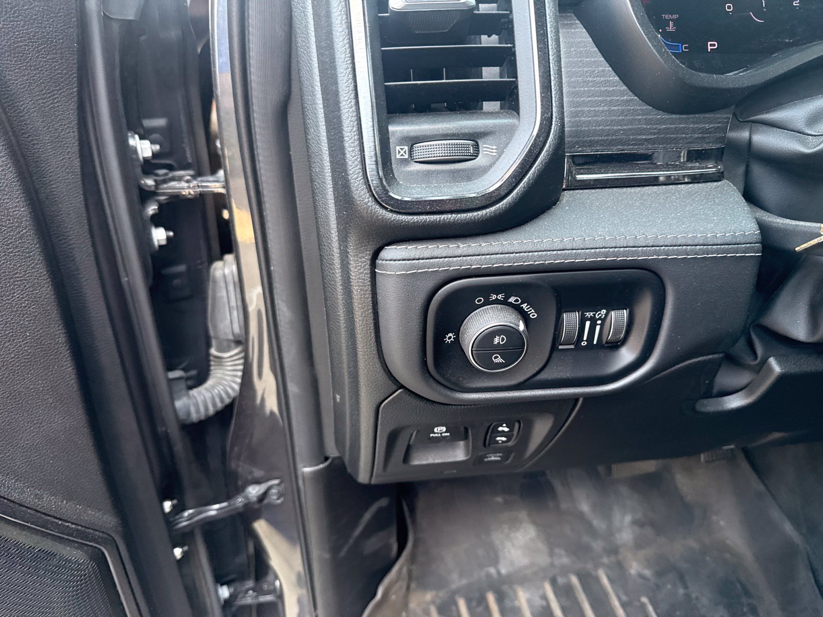 Used 2024 RAM 1500 Limited AWD/4WD image 16