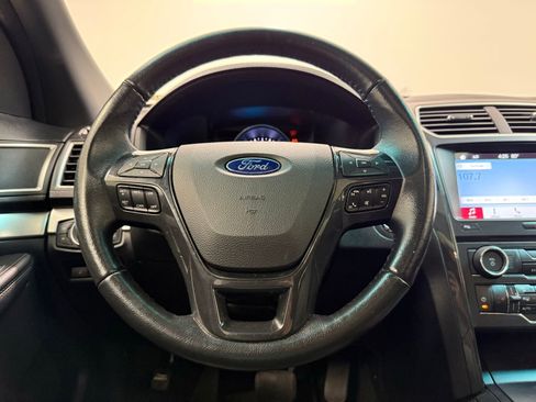 Used 2017 Ford Explorer XLT w/ Equipment Group 202A AWD/4WD image 20