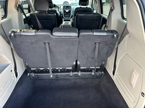 Used 2014 Chrysler Town & Country Touring FWD image 17