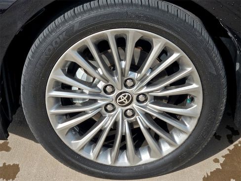 Used 2021 Toyota Avalon Limited image 9