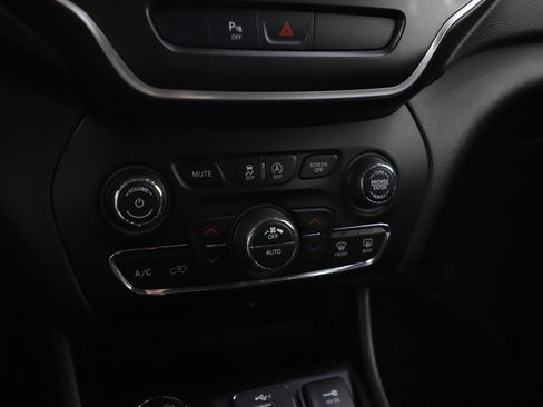 Used 2019 Jeep Cherokee Trailhawk w/ Cold Weather Group image 22