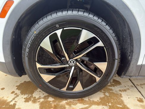 Used 2021 Volkswagen ID.4 Pro image 17