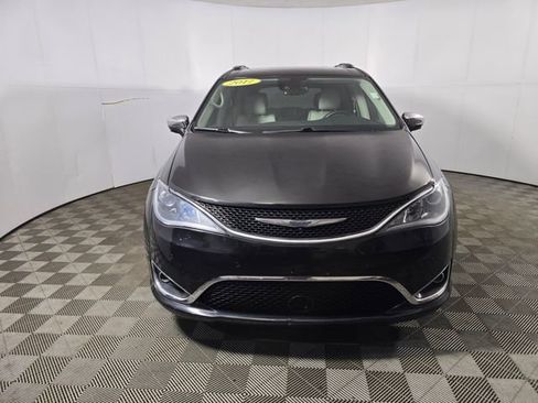 Used 2017 Chrysler Pacifica Limited image 2
