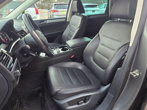 Used 2016 Volkswagen Touareg Sport image 6