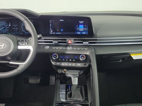 New 2025 Hyundai Elantra Limited image 9