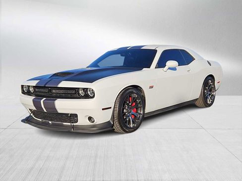 Used 2016 Dodge Challenger SRT w/ Technology Group image 4