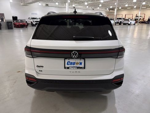 New 2026 Volkswagen Taos SE FWD image 7