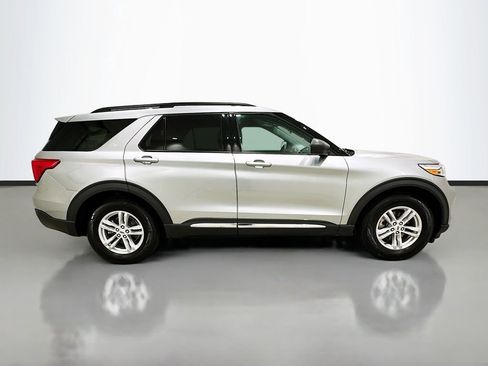 Used 2024 Ford Explorer XLT image 8