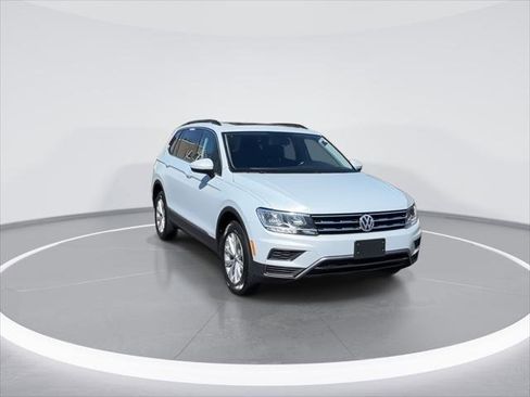 Used 2018 Volkswagen Tiguan SE w/ Panoramic Sunroof Package image 2