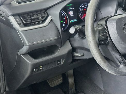 Used 2020 Toyota RAV4 XLE w/ Convenience Package FWD image 17